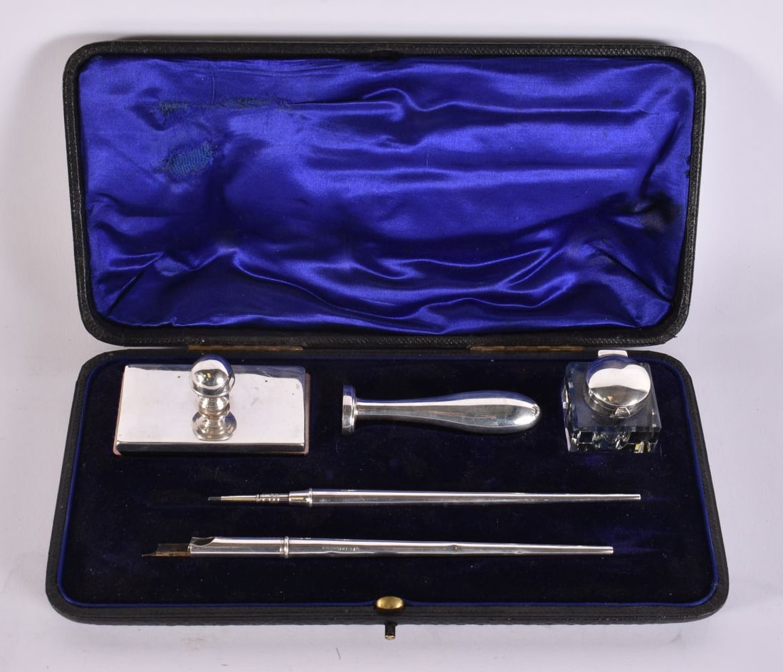 A CHARMING ART DECO SILVER DESK SET. Weighable silver 30 grams. 22 cm wide.: A CHARMING ART DECO SILVER DESK SET. Weighable silver 30 grams. 22 cm wide.