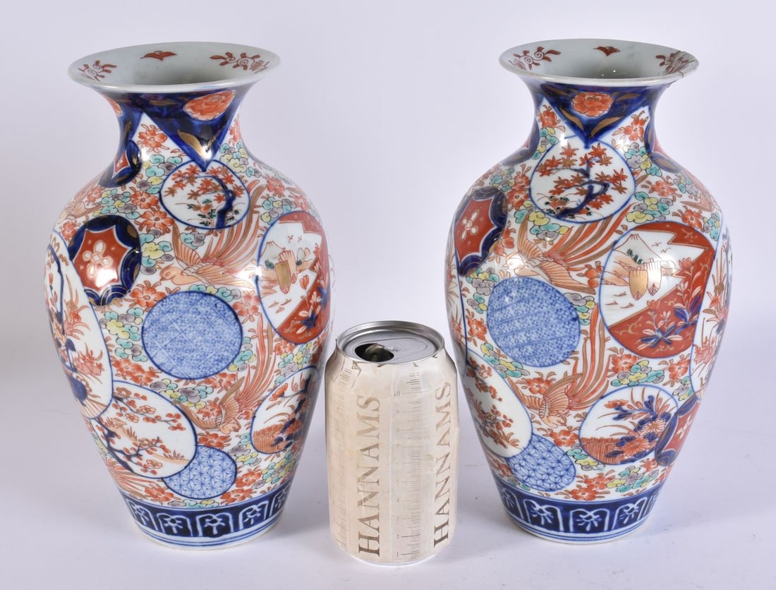 A PAIR OF 19TH CENTURY JAPANESE MEIJI PERIOD IMARI VASES. 25 cm high.: A PAIR OF 19TH CENTURY JAPANESE MEIJI PERIOD IMARI VASES. 25 cm high.