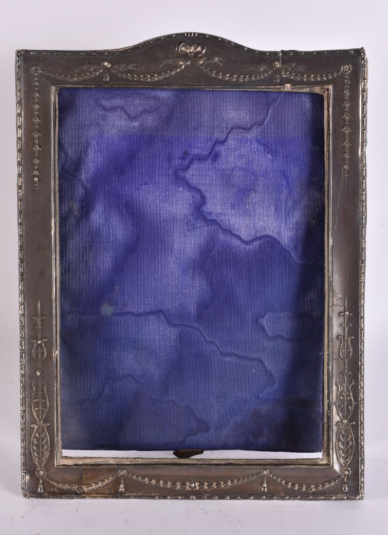 AN EDWARDIAN SILVER FRAME. Birmingham 1908. 284 grams overall. 27 cm x 19 cm.: AN EDWARDIAN SILVER FRAME. Birmingham 1908. 284 grams overall. 27 cm x 19 cm.