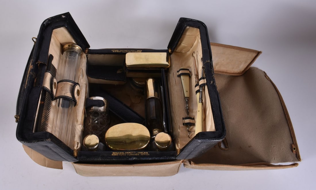 A CHARMING ANTIQUE SILVER MOUNTED TRAVELLING BAG with fitted contents. 18 cm x 12 cm. (1 of 3)