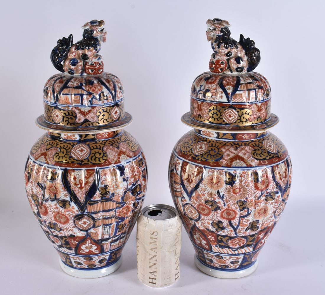 A PAIR OF 19TH CENTURY JAPANESE MEIJI PERIOD IMARI VASES AND COVERS. 37 cm high. (1 of 3)