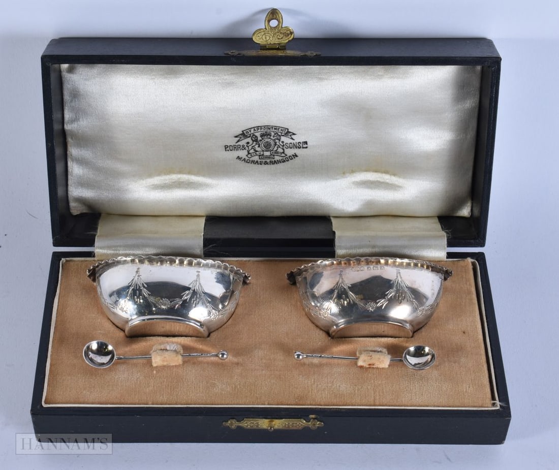 A PAIR OF SILVER SALTS and spoons. Silver 40 grams. Box 17 cm wide. (1 of 3)