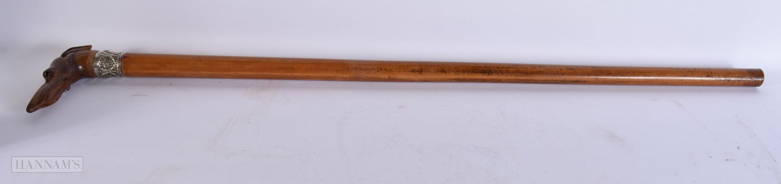 AN ANTIQUE CARVED WOOD DOG HEAD WALKING CANE. 90 cm long.: AN ANTIQUE CARVED WOOD DOG HEAD WALKING CANE. 90 cm long.