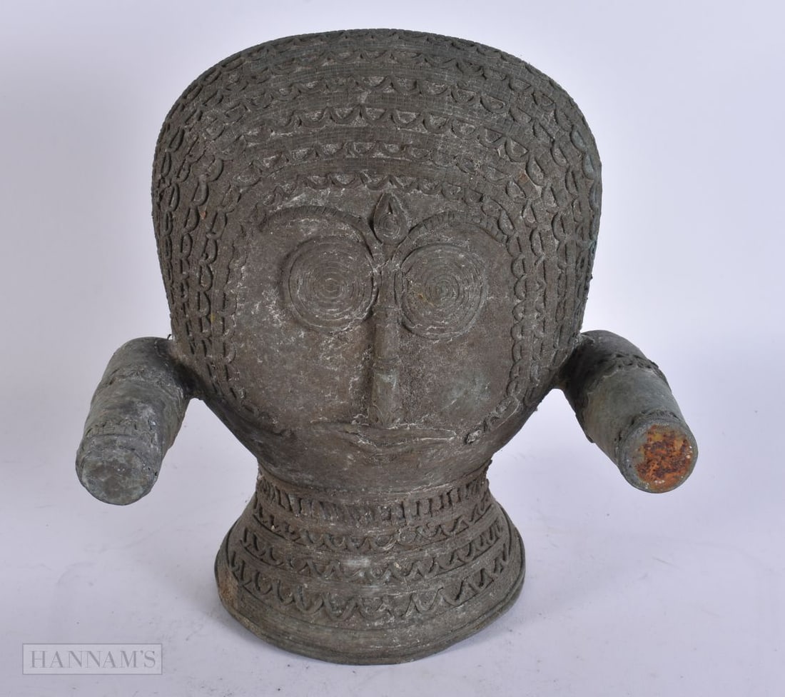 AN EASTERN BRONZE ABSTRACT BUST. 23 cm x 15 cm.: AN EASTERN BRONZE ABSTRACT BUST. 23 cm x 15 cm.