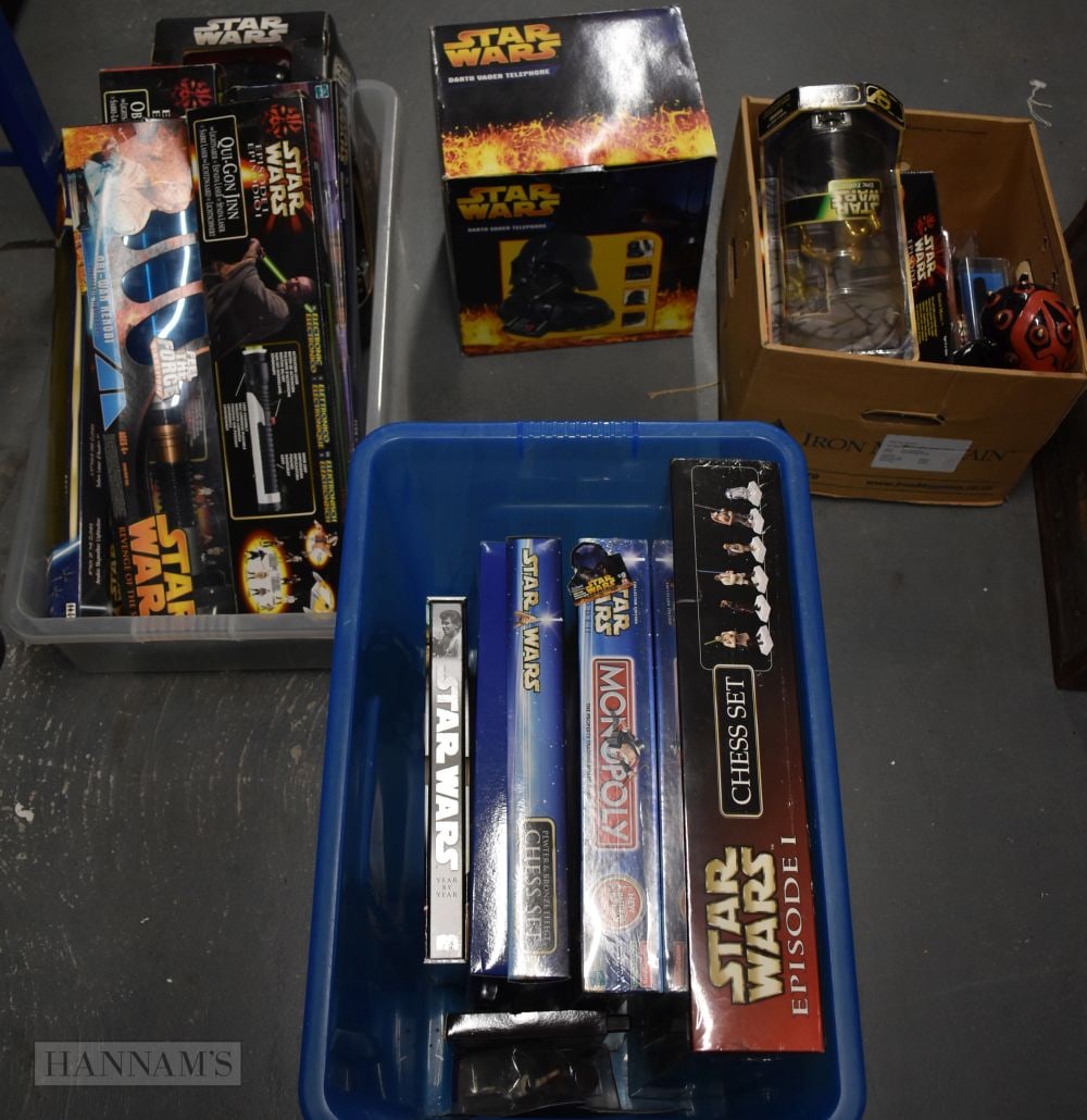 A LARGE QUANTITY OF STAR WARS FIGURES. (qty): A LARGE QUANTITY OF STAR WARS FIGURES. (qty)