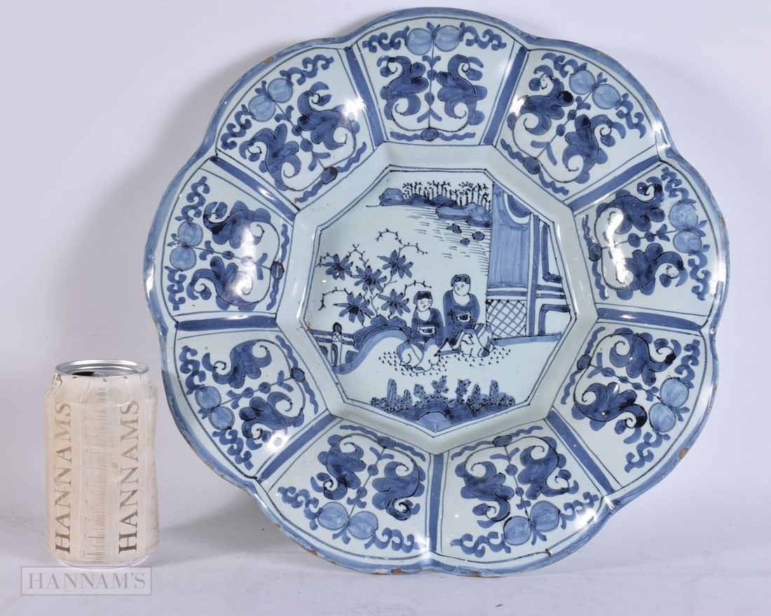 AN 18TH CENTURY DELFT TIN GLAZED BLUE AND WHITE LOBED DISH. 33 cm wide. (1 of 4)