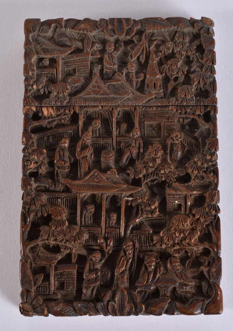A 19TH CENTURY CHINESE CARVED SANDALWOOD CARD CASE Qing. 10.5 cm x 7.5 cm.: A 19TH CENTURY CHINESE CARVED SANDALWOOD CARD CASE Qing. 10.5 cm x 7.5 cm.
