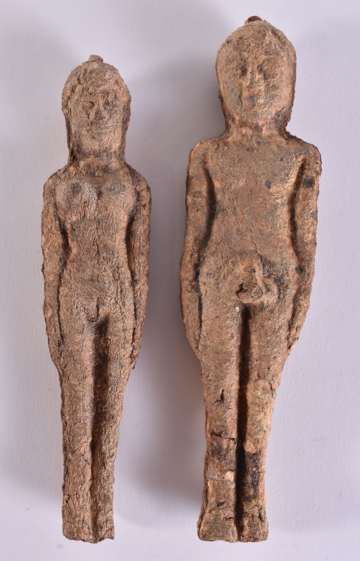 A PAIR OF SOUTH EAST ASIAN COMPRESSED TEA FIGURES. 15 cm long. (1 of 4)