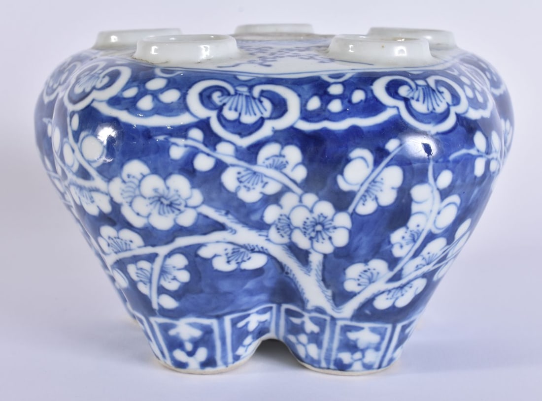 A 19TH CENTURY CHINESE BLUE AND WHITE PORCELAIN TULIP VASE Late Qing. 15 cm x 10 cm. (1 of 4)