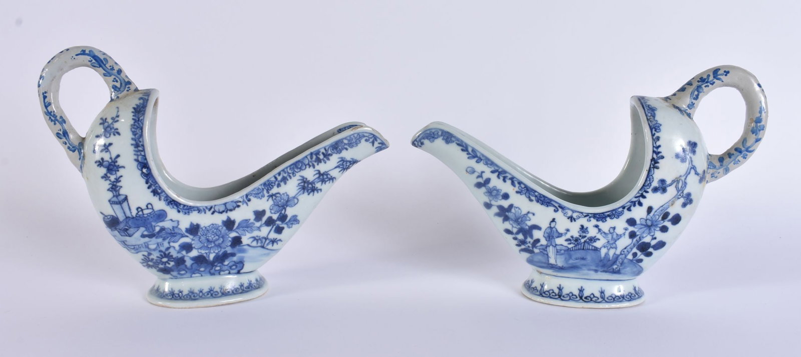 A RARE PAIR OF 18TH CENTURY CHINESE BLUE AND WHITE PORCELAIN SAUCEBOATS Qianlong. 22 cm wide.: A RARE PAIR OF 18TH CENTURY CHINESE BLUE AND WHITE PORCELAIN SAUCEBOATS Qianlong. 22 cm wide.