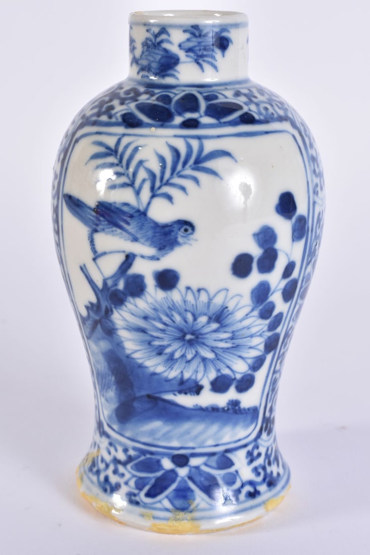 A 19TH CENTURY CHINESE BLUE AND WHITE PORCELAIN VASE bearing Kangxi marks to base. 13 cm high.: A 19TH CENTURY CHINESE BLUE AND WHITE PORCELAIN VASE bearing Kangxi marks to base. 13 cm high.