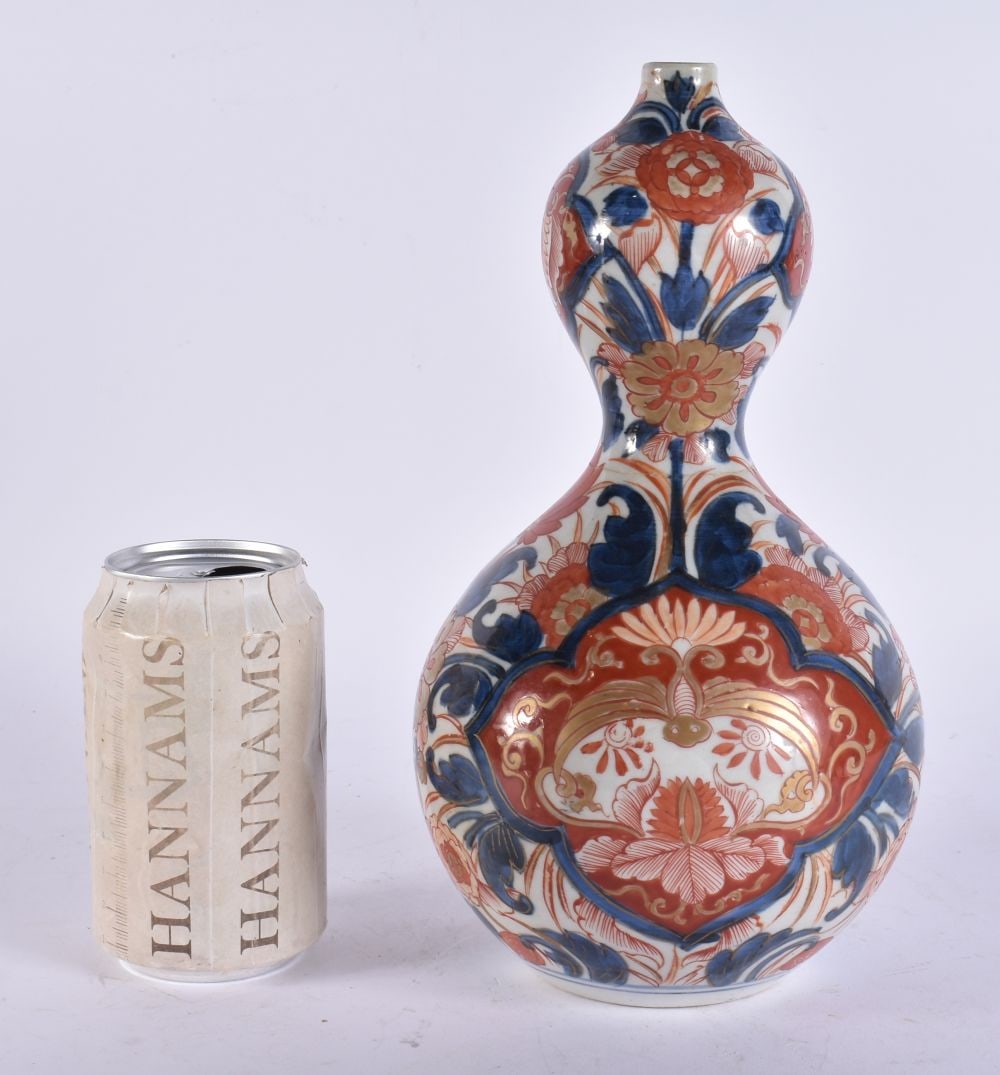 AN 18TH CENTURY JAPANESE EDO PERIOD IMARI PORCELAIN DOUBLE GOURD VASE painted with flowers. 26.5 cm: AN 18TH CENTURY JAPANESE EDO PERIOD IMARI PORCELAIN DOUBLE GOURD VASE painted with flowers. 26.5 cm high.