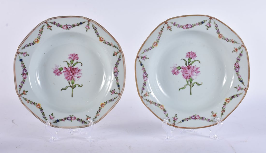 A PAIR OF 18TH CENTURY CHINESE EXPORT FAMILLE ROSE PORCELAIN PLATES Qianlong. 22 cm wide. (1 of 5)