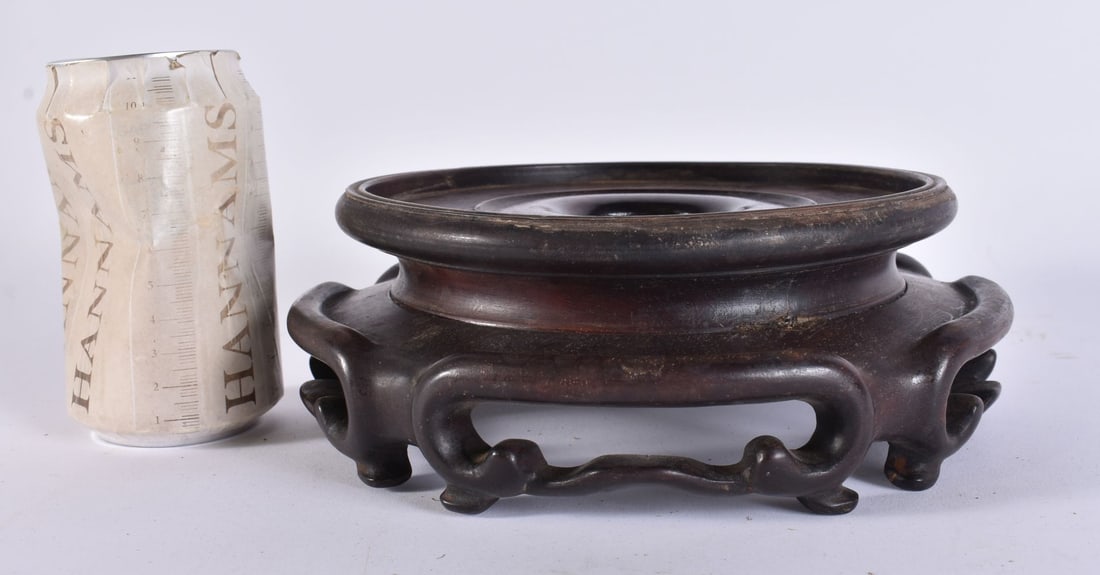 A 19TH CENTURY CHINESE CARVED HARDWOOD DISPLAY STAND Late Qing. 19 cm wide, internal width 15 cm.: A 19TH CENTURY CHINESE CARVED HARDWOOD DISPLAY STAND Late Qing. 19 cm wide, internal width 15 cm.