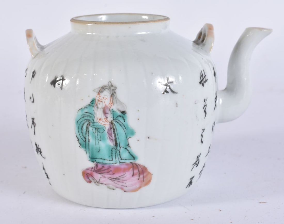 AN EARLY 20TH CENTURY CHINESE FAMILLE PORCELAIN TEAPOT Late Qing. 10.5 cm wide. (1 of 6)