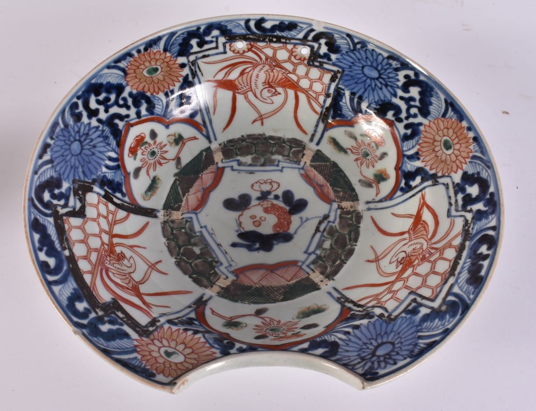 A 17TH/18TH CENTURY JAPANESE EDO PERIOD IMARI PORCELAIN BARBERS BOWL painted with birds and flowers. (1 of 5)