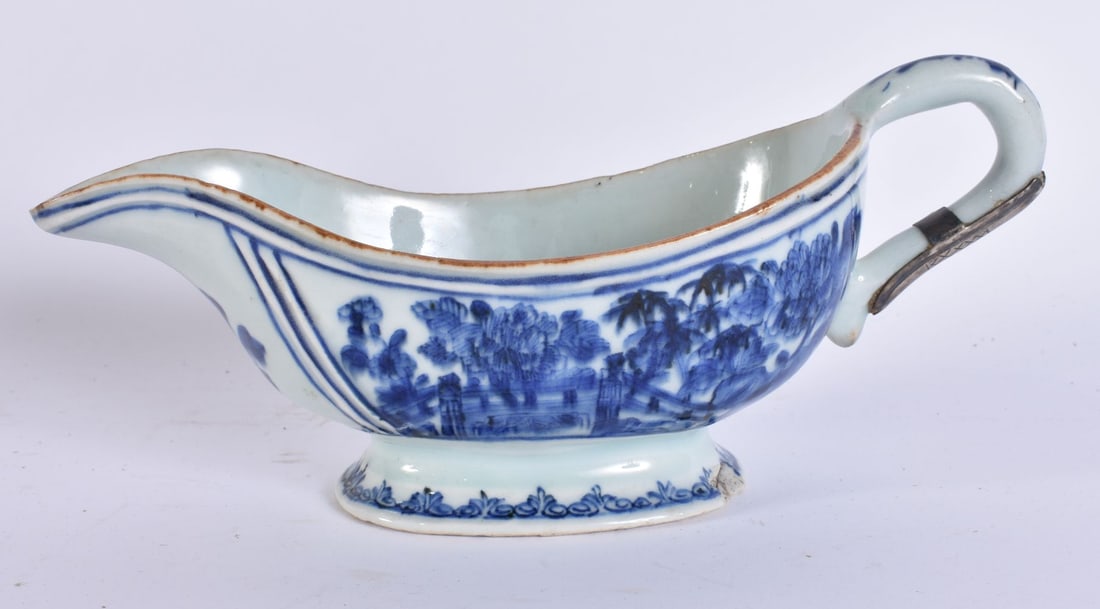 AN 18TH CENTURY CHINESE BLUE AND WHITE PORCELAIN SAUCEBOAT Qianlong. 22.5 cm wide.: AN 18TH CENTURY CHINESE BLUE AND WHITE PORCELAIN SAUCEBOAT Qianlong. 22.5 cm wide.