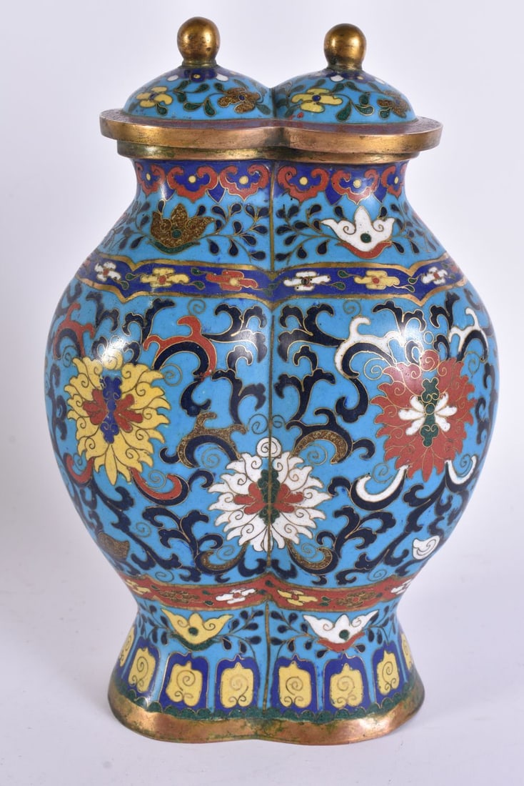 AN EARLY 20TH CENTURY CHINESE CLOISONNE ENAMEL VASE AND COVER Late Qing/Republic. 26 cm x 12 cm. (1 of 8)