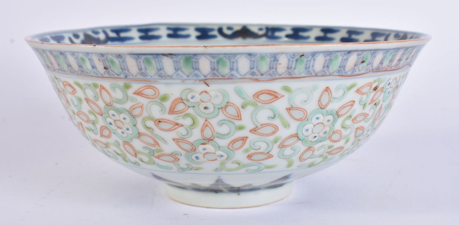 A LATE 19TH CENTURY CHINESE PORCELAIN DRAGON BOWL bearing Kangxi marks to base. 16 cm wide.: A LATE 19TH CENTURY CHINESE PORCELAIN DRAGON BOWL bearing Kangxi marks to base. 16 cm wide.