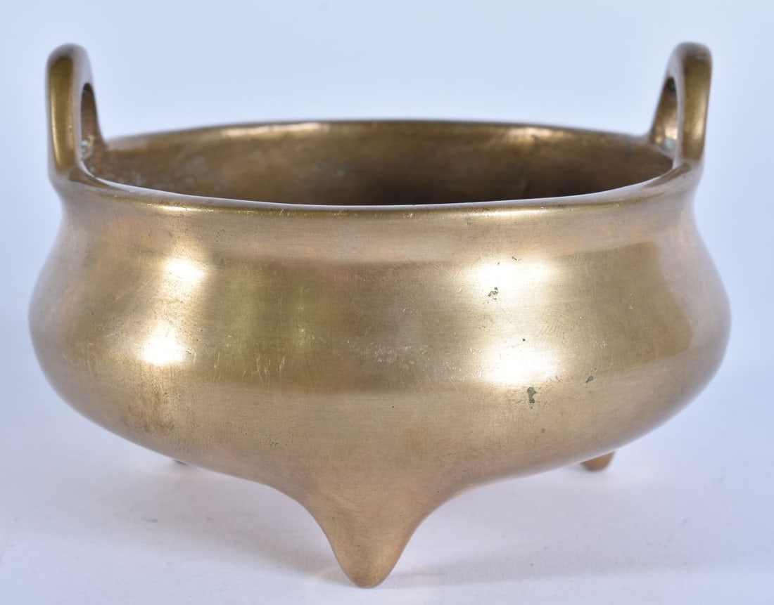 A LATE 19TH CENTURY CHINESE TWIN HANDLED BRONZE CENSER bearing Xuande seal marks to base. 540 grams. (1 of 6)