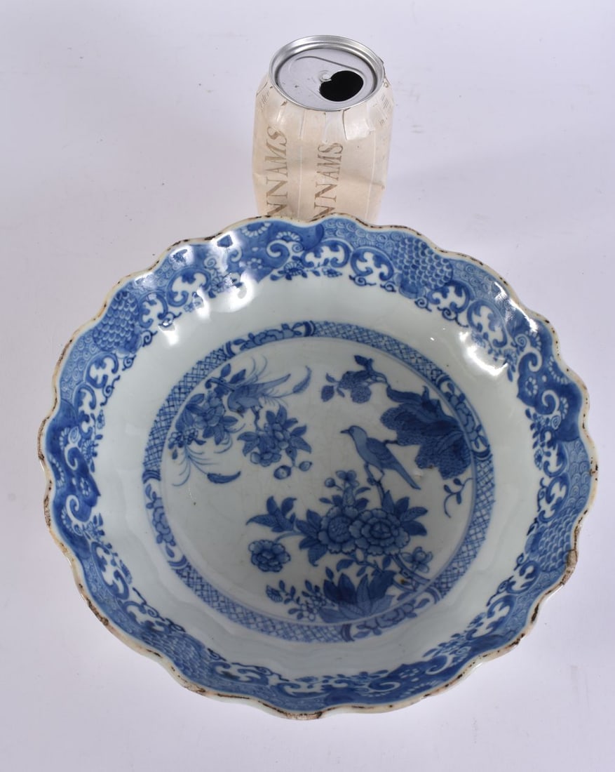 AN 18TH CENTURY CHINESE EXPORT SCALLOPED BOWL Qianlong. 23 cm wide. (1 of 6)