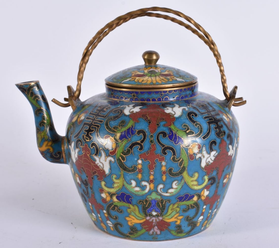 AN EARLY 20TH CENTURY CHINESE CLOISONNE ENAMEL TEAPOT AND COVER Late Qing/Republic. 13 cm wide. (1 of 6)