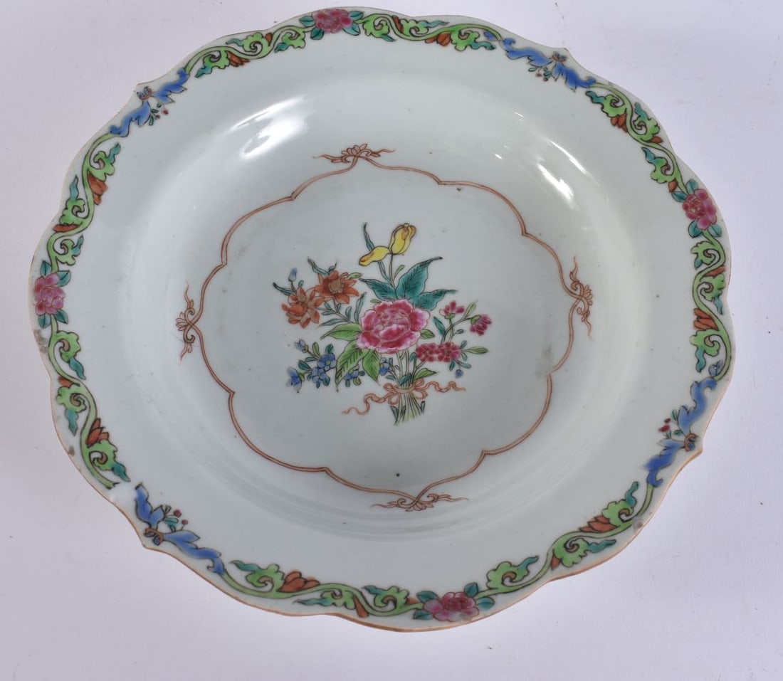 AN 18TH CENTURY CHINESE EXPORT FAMILLE ROSE SCALLOPED PORCELAIN BOWL Qianlong. 21 cm wide.: AN 18TH CENTURY CHINESE EXPORT FAMILLE ROSE SCALLOPED PORCELAIN BOWL Qianlong. 21 cm wide.