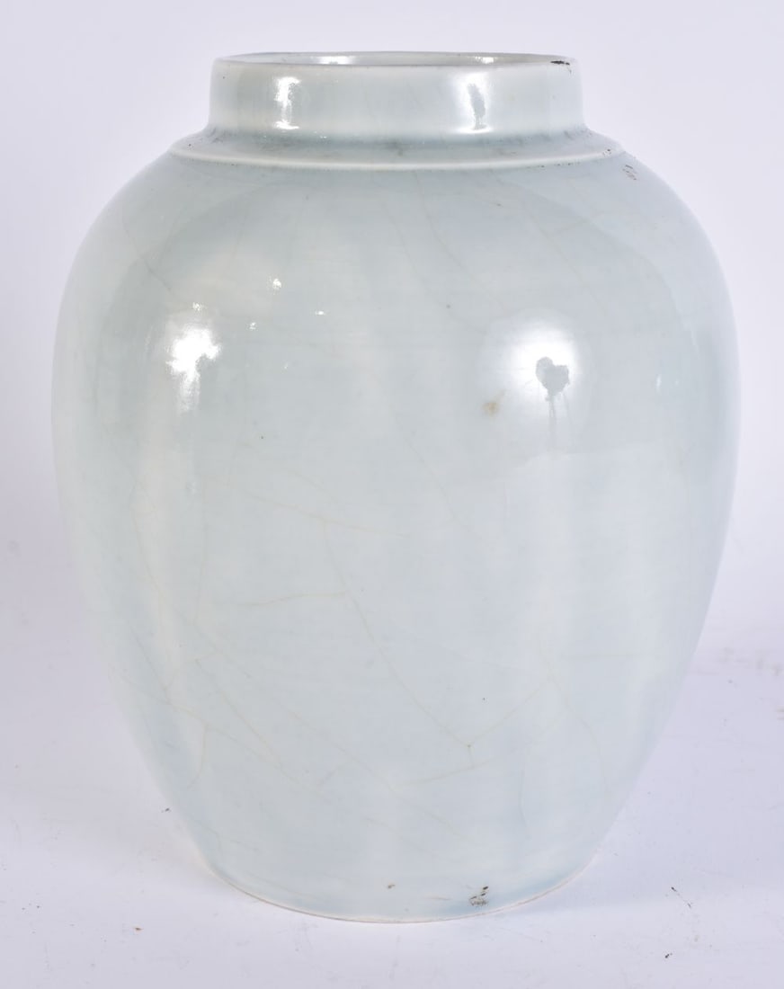 A 19TH CENTURY KOREAN JOSEON DYNASTY WHITE GLAZED JAR. 19 cm high. (1 of 4)