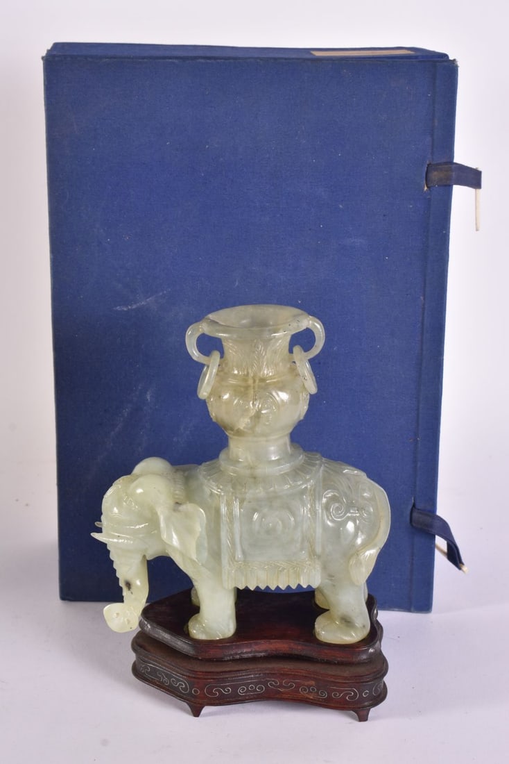 AN EARLY 20TH CENTURY CHINESE JADE ELEPHANT VASE Late Qing. Jade 16 cm x 12 cm. (1 of 7)