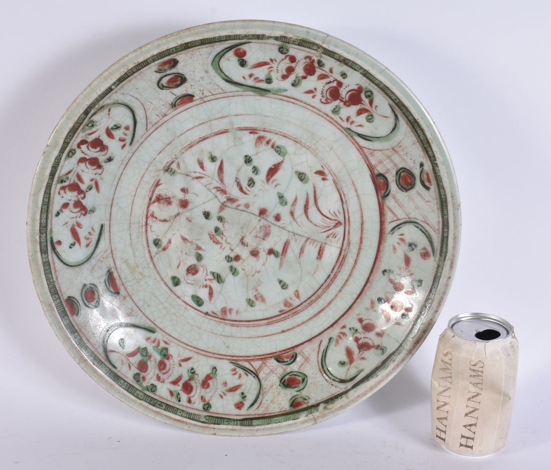 A LARGE 17TH CENTURY CHINESE SWATOW WARE DISH Ming. 36 cm wide. (1 of 5)