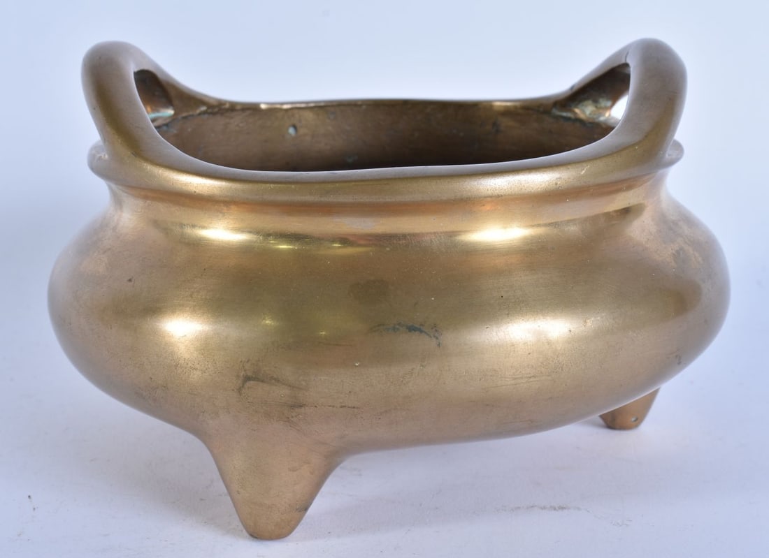 A 19TH CENTURY CHINESE TWIN HANDLED BRONZE CENSER bearing Xuande marks to base. 2400 grams. 15 cm wi (1 of 6)