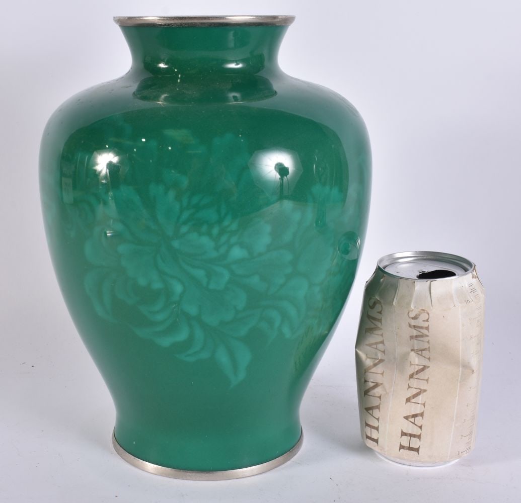 A JAPANESE TAISHO PERIOD ANDO CLOISONNE ENAMEL VASE. 25.5 cm x 16 cm. (1 of 6)