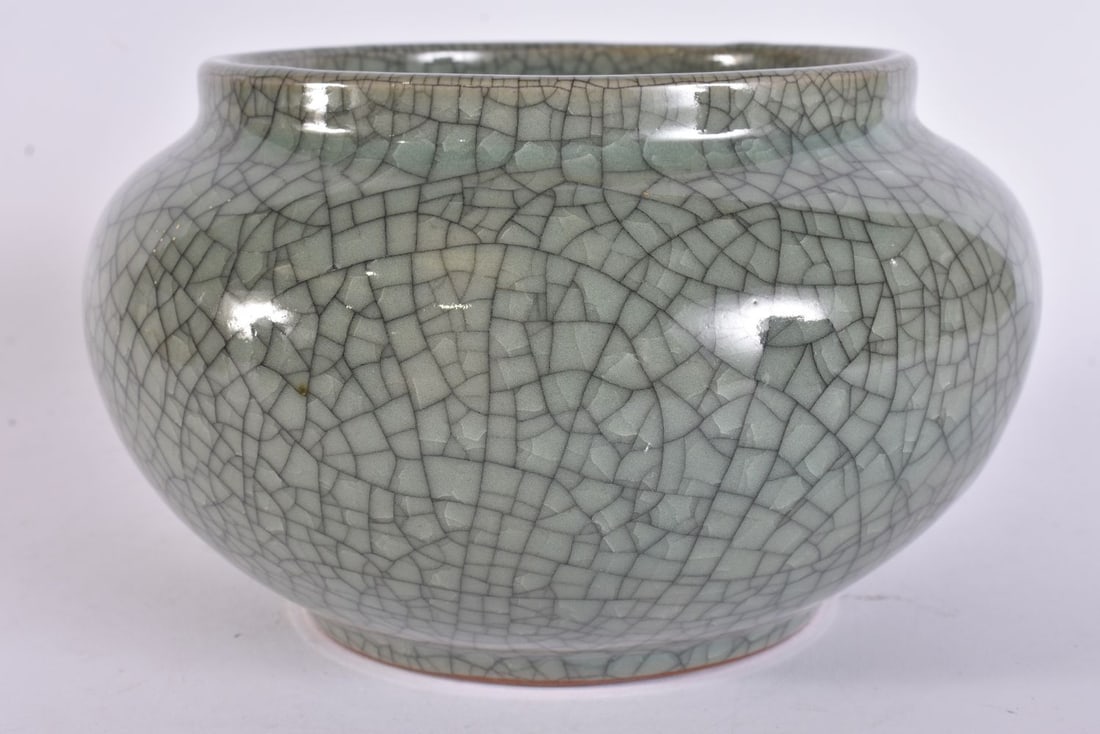 A 19TH CENTURY CHINESE GE TYPE CRACKLE GLAZED CELADON JAR Late Qing. 18 cm wide. (1 of 5)