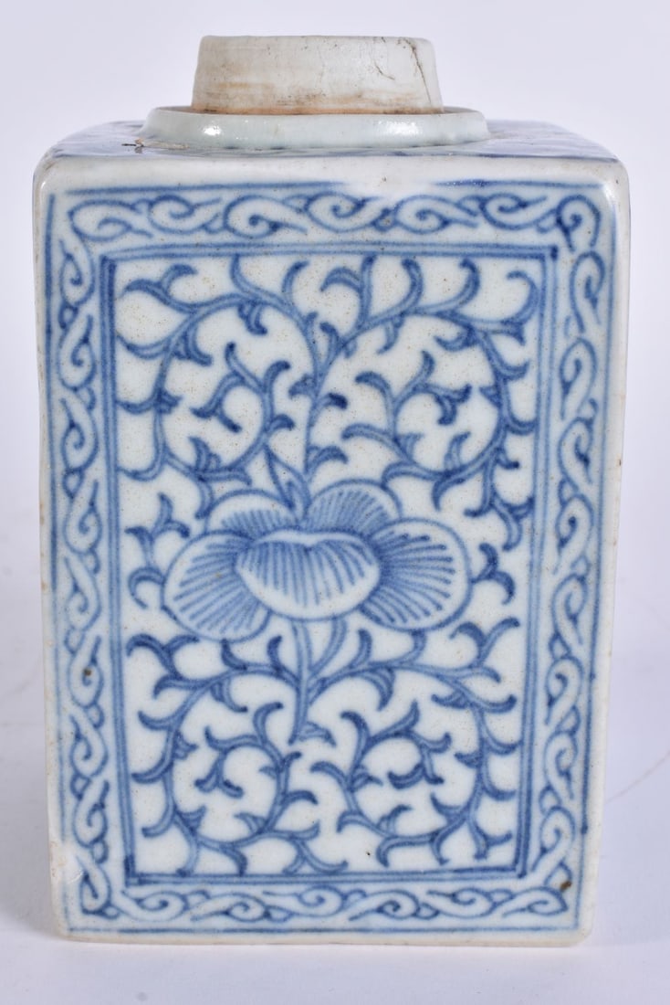 A 19TH CENTURY CHINESE BLUE AND WHITE PORCELAIN TEA CANISTER Late Qing. 14 cm x 8 cm. (1 of 4)