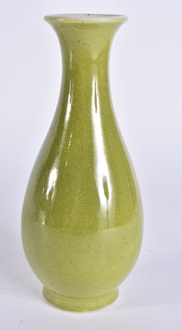 A 19TH CENTURY CHINESE LIME GREEN GLAZED CRACKLE GLAZED VASE bearing Yongzheng marks to base. 17 cm: A 19TH CENTURY CHINESE LIME GREEN GLAZED CRACKLE GLAZED VASE bearing Yongzheng marks to base. 17 cm high.