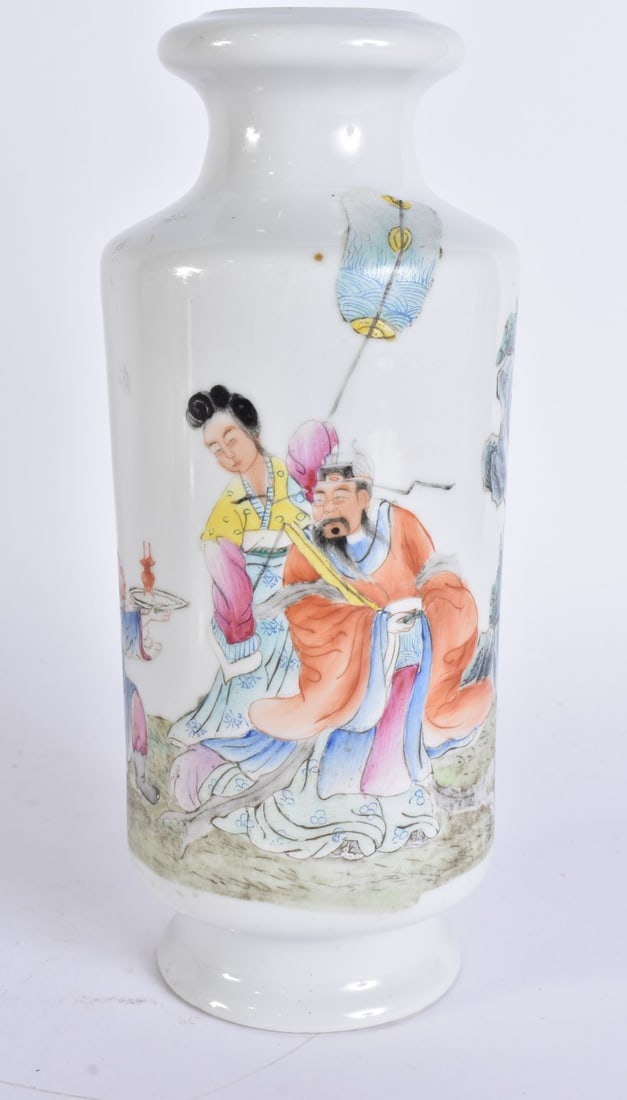 AN EARLY 20TH CENTURY CHINESE FAMILLE ROSE PORCELAIN VASE Late Qing/Republic. 23.5 cm high. (1 of 6)