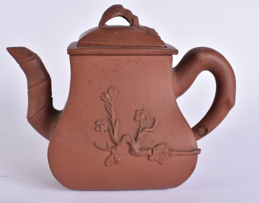 A 19TH CENTURY CHINESE YIXING POTTERY TEAPOT AND COVER Late Qing. 16 cm wide.: A 19TH CENTURY CHINESE YIXING POTTERY TEAPOT AND COVER Late Qing. 16 cm wide.