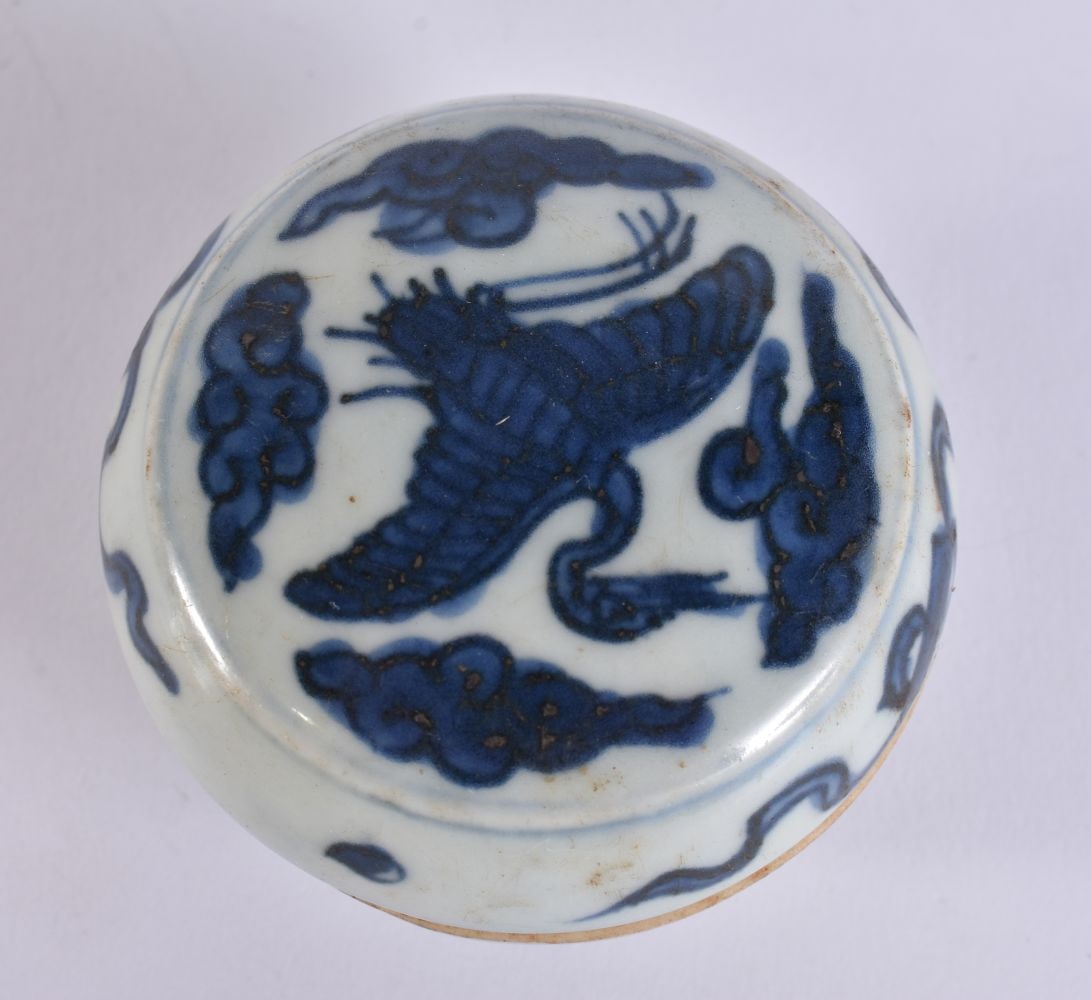 A 17TH CENTURY CHINESE BLUE AND WHITE PORCELAIN BOX AND COVER Ming. 5.75 cm wide. (1 of 4)