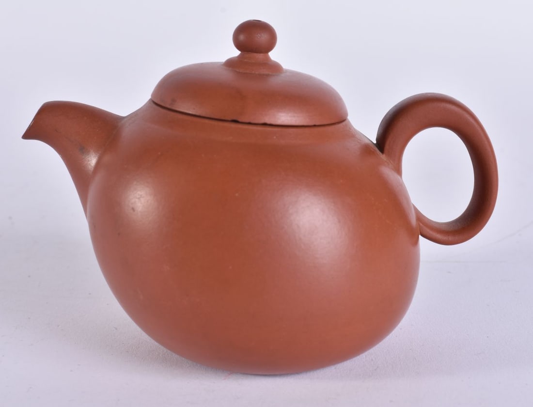 AN UNUSUAL EARLY 20TH CENTURY CHINESE YIXING POTTERY TEAPOT AND COVER Late Qing. 9.5 cm wide. (1 of 6)