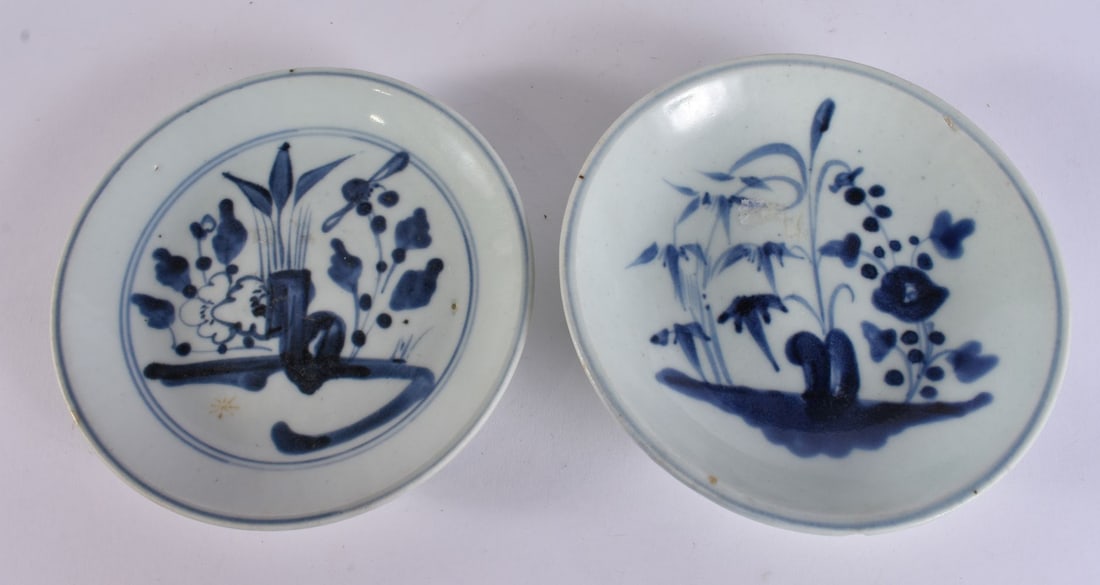 A PAIR OF 17TH/18TH CENTURY CHINESE BLUE AND WHITE PORCELAIN DISHES Late Ming. 15.5 cm diameter. (1 of 4)