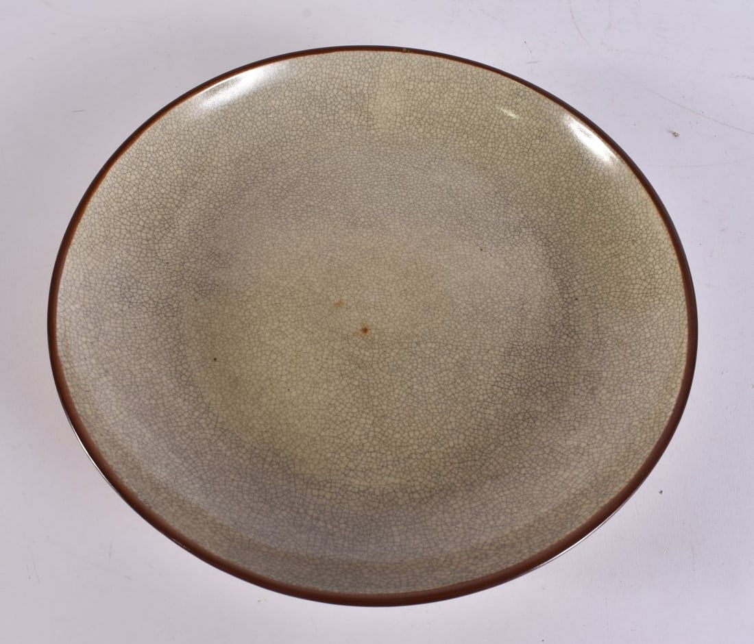 A LATE 19TH CENTURY CHINESE GE TYPE POTTERY DISH Late Qing. 24.5 cm wide.: A LATE 19TH CENTURY CHINESE GE TYPE POTTERY DISH Late Qing. 24.5 cm wide.