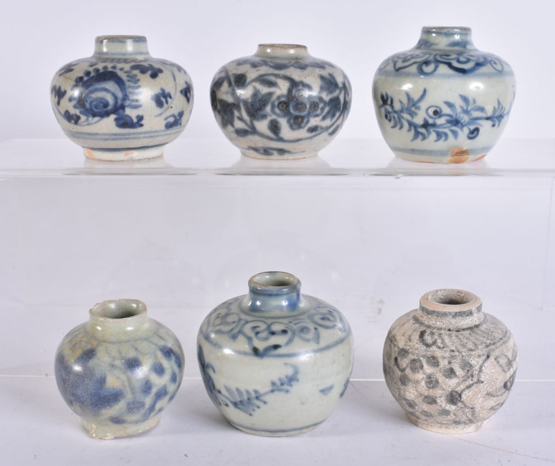 SIX 17TH CENTURY SOUTH EAST ASIAN BLUE AND WHITE COSMETIC JARS. 5.75 cm wide. (6) (1 of 4)
