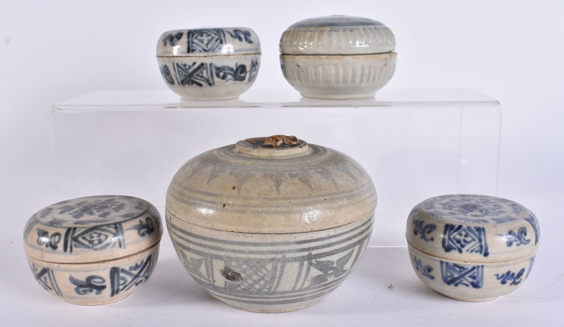 FIVE 17TH/18TH CENTURY SOUTH EAST ASIAN BLUE AND WHITE POTTERY BOXES AND COVERS. Largest 11.5 cm wid (1 of 4)