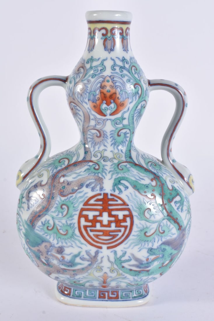 A CHINESE TWIN HANDLED DOUCAI PORCELAIN VASE possibly 19th century. 18.5 cm high.: A CHINESE TWIN HANDLED DOUCAI PORCELAIN VASE possibly 19th century. 18.5 cm high.