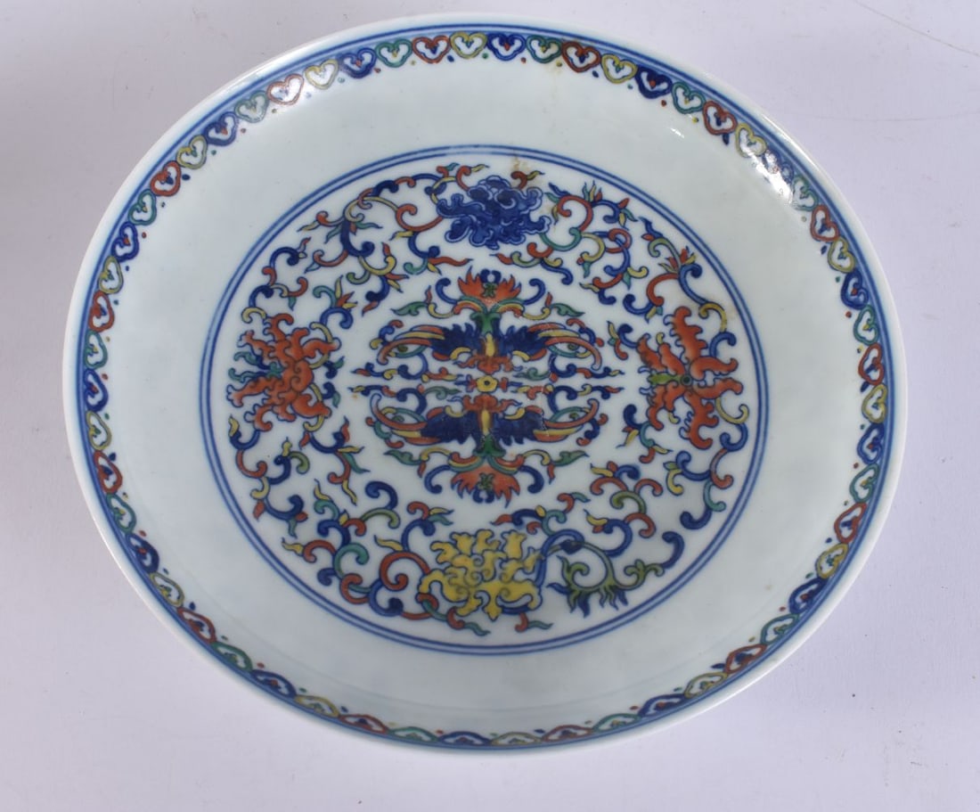 A CHINESE DOUCAI PORCELAIN DISH. 19 cm wide. (1 of 5)