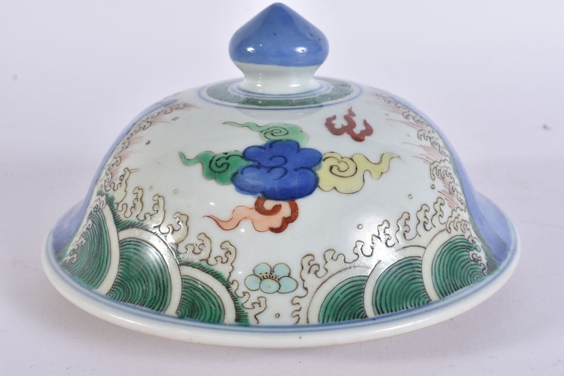 A 17TH CENTURY CHINESE FAMILLE VERTE PORCELAIN COVER Transitional. 15 cm wide. (1 of 5)