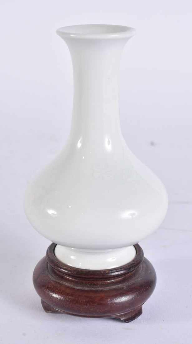 AN 18TH CENTURY CHINESE BLANC DE CHINE PORCELAIN VASE Yongzheng/Qianlong. Vase 9.5 cm high. (1 of 5)