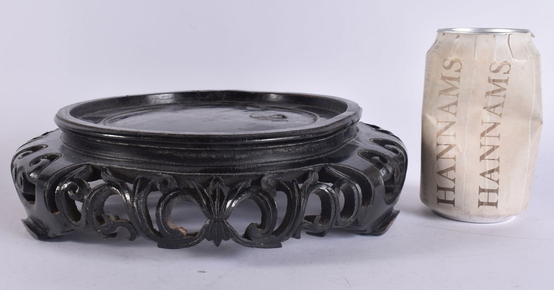 A 19TH CENTURY CHINESE CARVED HARDWOOD STAND Late Qing. 22 cm wide, internal width 18 cm.: A 19TH CENTURY CHINESE CARVED HARDWOOD STAND Late Qing. 22 cm wide, internal width 18 cm.