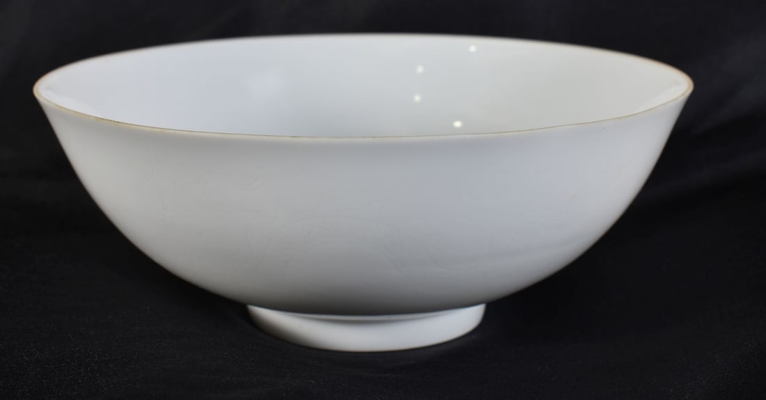 A FINE 18TH CENTURY CHINESE ANHUA WHITE GLAZED PORCELAIN DRAGON BOWL Qianlong. 12 cm diameter. (1 of 4)