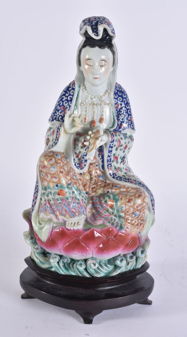 AN EARLY 20TH CENTURY CHINESE FAMILLE ROSE PORCELAIN FIGURE OF AN IMMORTAL Late Qing/Republic. Figur (1 of 7)